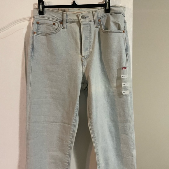 Womens Levi’s Wedgie Straight, light wash jeans. - Picture 4 of 6